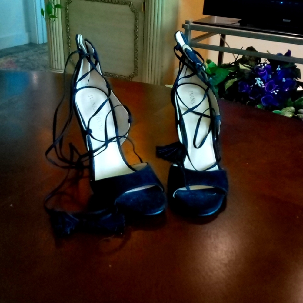 Ivanka Trump tie up heels in black size 6
